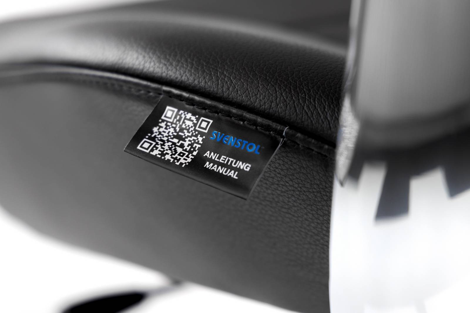 Nahaufnahme einer Sitzfläche mit QR-Code-Label | Quelle: Svenstol® S5